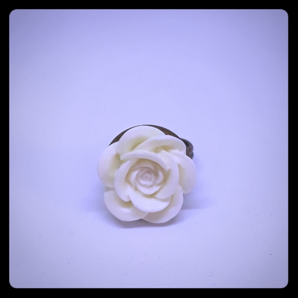 white resin flower adjustable  ring